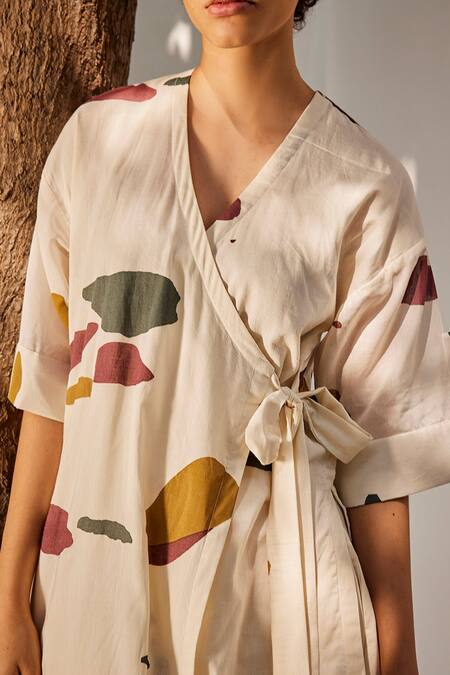 Kharakapas Cream Cotton V-neck Lost Floral Pattern Kurta And Pant Co-ord Set at Aza Fashions Kharakapas_Cream Cotton V-neck Lost Floral Pattern Kurta And Pant Co-ord Set _at_Aza_Fashions