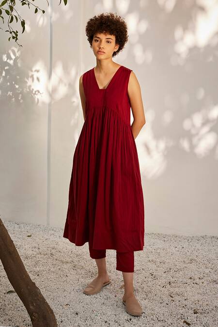 Buy Kharakapas Red V-neck Brick Mulmul Cotton Tunic And Trouser Set Online at Aza Fashions Buy_Kharakapas_Red V-neck Brick Mulmul Cotton Tunic And Trouser Set_Online_at_Aza_Fashions