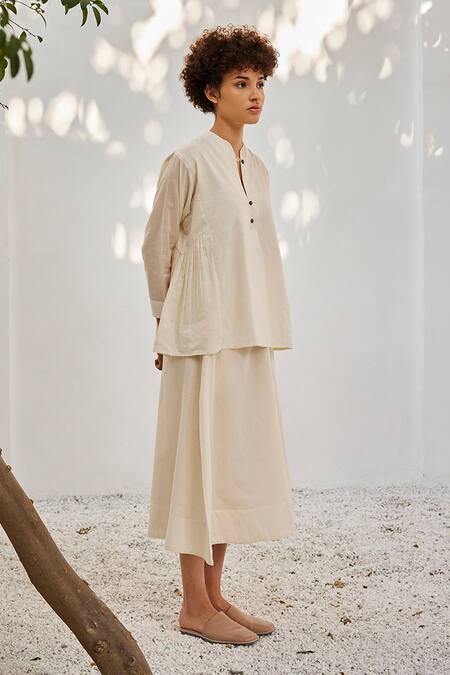 Kharakapas_Off White Keyhole Neck Notched Solid Mulmul Cotton Set_Online_at_Aza_Fashions