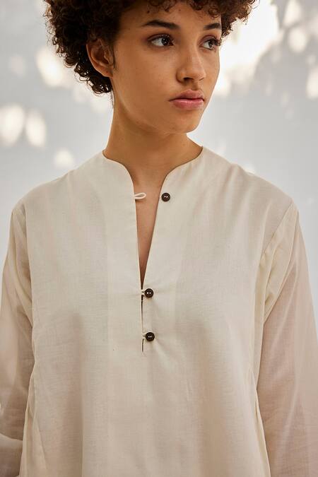 Kharakapas_Off White Keyhole Neck Notched Solid Mulmul Cotton Set_at_Aza_Fashions