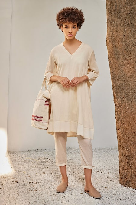 Kharakapas_Cream Cotton V-neck Scattered Lights Solid Gauge Co-ord Set_Online_at_Aza_Fashions
