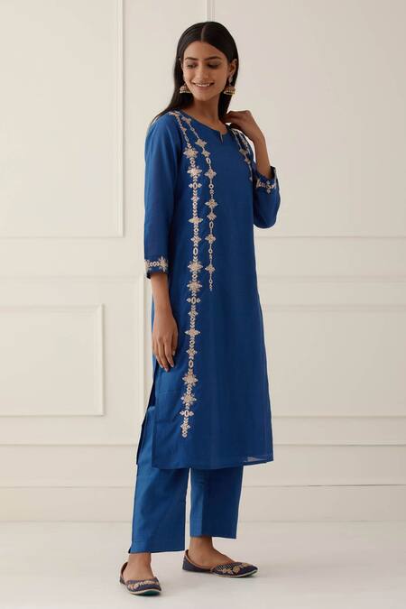 Kamaltaas_Blue Chanderi Silk, Lining Mulmul Pittan Floral Embroidered Kurta And Pant Set _at_Aza_Fashions