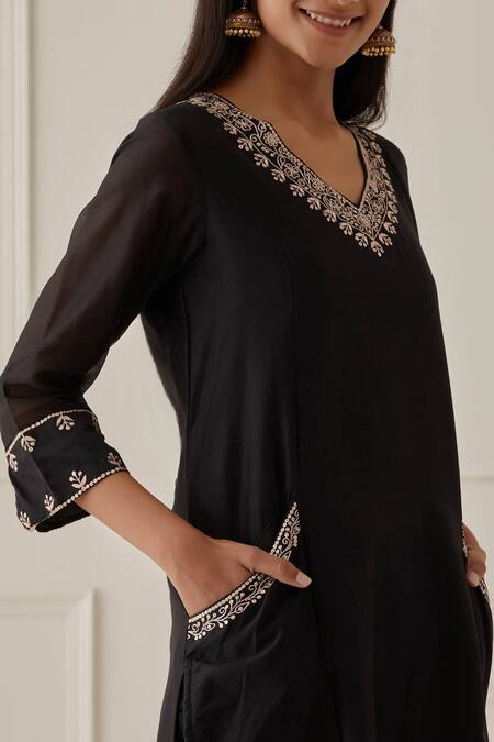Kamaltaas_Black Chanderi Silk, Lining Mulmul Gota, Pittan Work V Neck Kurta _Online_at_Aza_Fashions