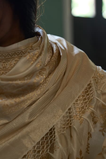 Kasturi Kundal Ivory Pure Silk Floral Motifs Champai Noor Handloom Saree at Aza Fashions Kasturi Kundal_Ivory Pure Silk Floral Motifs Champai Noor Handloom Saree _at_Aza_Fashions