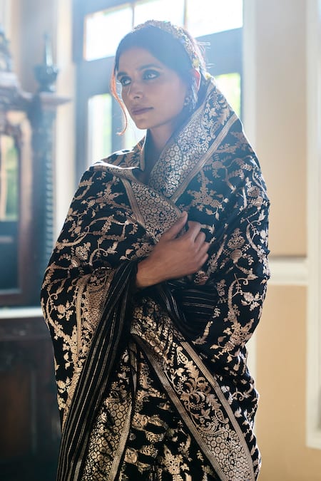 Buy Kasturi Kundal Black Pure Silk Floral And Paisley Surkh Surur Banarasi Saree Online at Aza Fashions Buy_Kasturi Kundal_Black Pure Silk Floral And Paisley Surkh Surur Banarasi Saree _Online_at_Aza_Fashions