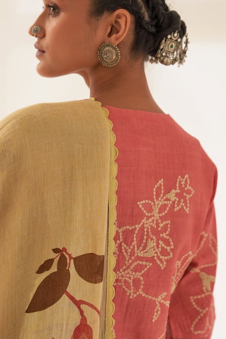 Kasturi Kundal Brown Linen Embroidery Round Pushpa Pure Handloom Saree With Unstitched Blouse at Aza Fashions Kasturi Kundal_Brown Linen Embroidery Round Pushpa Pure Handloom Saree With Unstitched Blouse _at_Aza_Fashions