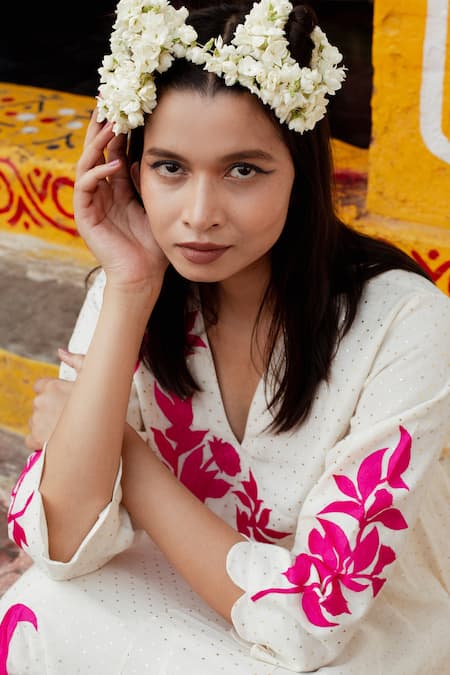 Buy Label Earthen Ivory Maheshwari Embroidery V-neck Handwoven Anarkali And Pleated Palazzo Set Online at Aza Fashions Buy_Label Earthen_Ivory Maheshwari Embroidery V-neck Handwoven Anarkali And Pleated Palazzo Set _Online_at_Aza_Fashions