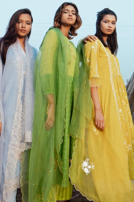 Label Earthen Yellow Cotton, Organza Embroidery V-neck Foil Print Gathered Kurta Set at Aza Fashions Label Earthen_Yellow Cotton, Organza Embroidery V-neck Foil Print Gathered Kurta Set _at_Aza_Fashions