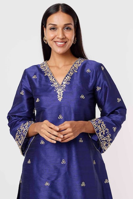 Mehak Murpana_Blue Silk Embroidery V-neck Floral Raw Kurta And Pant Set _Online_at_Aza_Fashions