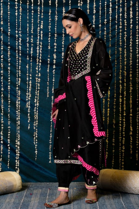 Shop_Maison Shefali_Black Kurta Chanderi Silk Hand Embroidery Mirror V Neck Hunar Ragini Set _Online_at_Aza_Fashions