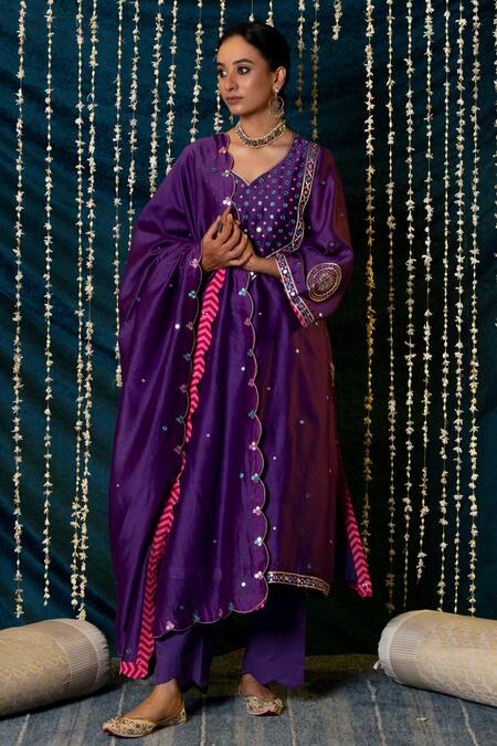 Maison Shefali_Purple Kurta And Dupatta Chanderi Silk Embroidered Mirror V Neck Hunar Set _Online_at_Aza_Fashions