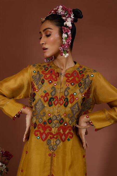 Neha Poddar_Yellow Kurta Embroidery Mirror Notched Applique Work Skirt Set _Online_at_Aza_Fashions