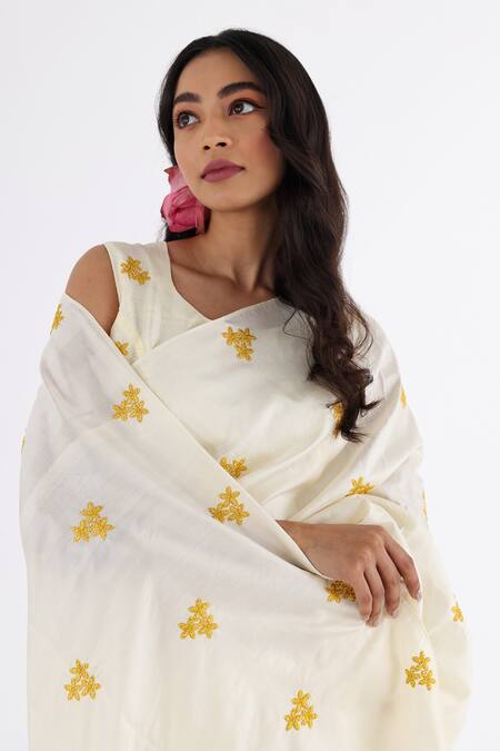 Buy_Nakita Singh_Off White Silk Embroidery Round Neck Saree And Blouse Set_Online_at_Aza_Fashions