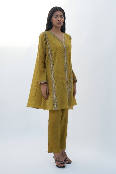 Nadima Saqib_Green Chanderi Mirrors, Zari V-neck Floral Embroidered Tunic And Pant Set _Online_at_Aza_Fashions