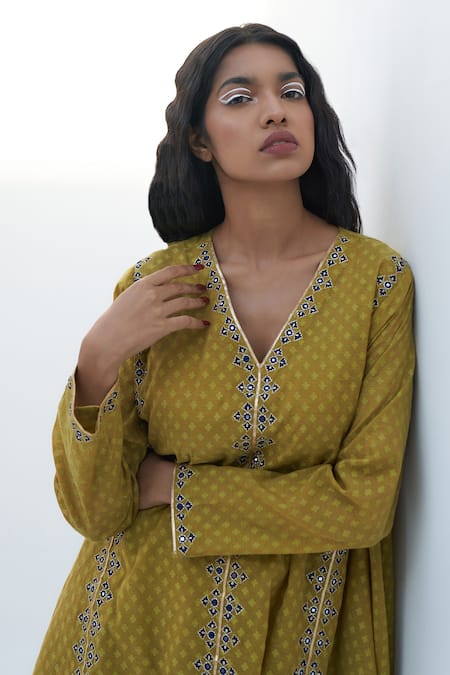 Buy_Nadima Saqib_Green Chanderi Mirrors, Zari V-neck Floral Embroidered Tunic And Pant Set _Online_at_Aza_Fashions