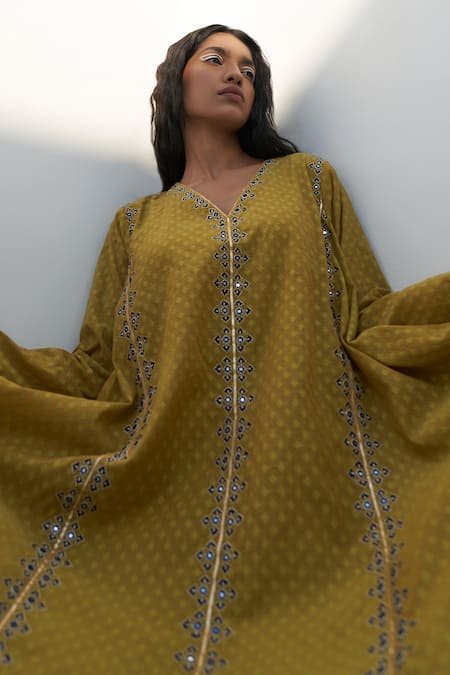 Shop_Nadima Saqib_Green Chanderi Mirrors, Zari V-neck Floral Embroidered Tunic And Pant Set _Online_at_Aza_Fashions