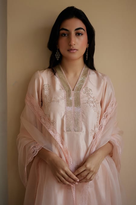 Label Nimbus Peach Habutai Silk Hand Embroidered Salli V Neck Kurta Pant Set at Aza Fashions Label Nimbus_Peach Habutai Silk Hand Embroidered Salli V Neck Kurta Pant Set _at_Aza_Fashions