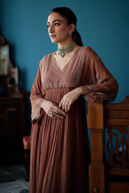 Buy_Label Nimbus_Brown Georgette Hand Embroidered Salli V Neck Kurta Pant Set