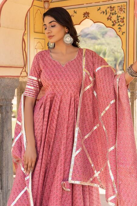 Buy_Pomcha Jaipur_Pink Cotton Gota Patti, Embroidery Split V-neck Rosewood Printed Anarkali Set _Online_at_Aza_Fashions