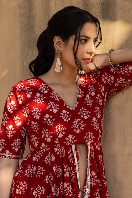 Buy_Pomcha Jaipur_Red Cotton, Net Embroidery, Gota Patti V-neck Floral Print Anarkali Skirt Set _Online_at_Aza_Fashions