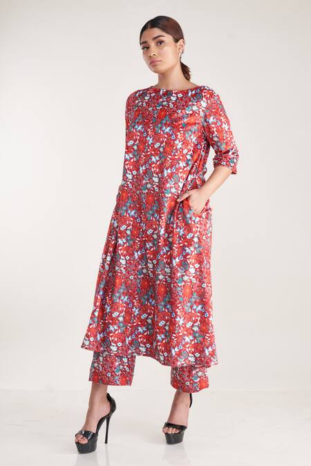 Pooja Bagaria_Red Velour, Velvet Boat Neck Floral Printed Kurta Set _Online_at_Aza_Fashions