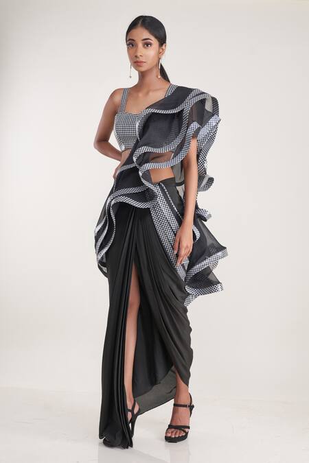 Pooja Bagaria_Black Hemp, Crepe Sweetheart Neck Houndstooth Print Pre-draped Saree Set_Online_at_Aza_Fashions