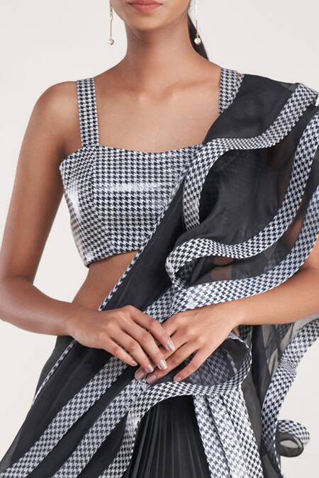 Buy_Pooja Bagaria_Black Hemp, Crepe Sweetheart Neck Houndstooth Print Pre-draped Saree Set_Online_at_Aza_Fashions