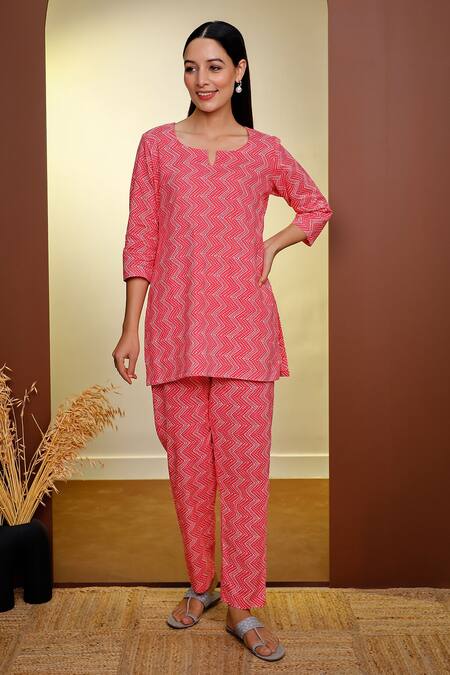 Pheeta_Peach Cotton Printed Bandhani Notched Chevron Top And Pant Set_Online_at_Aza_Fashions