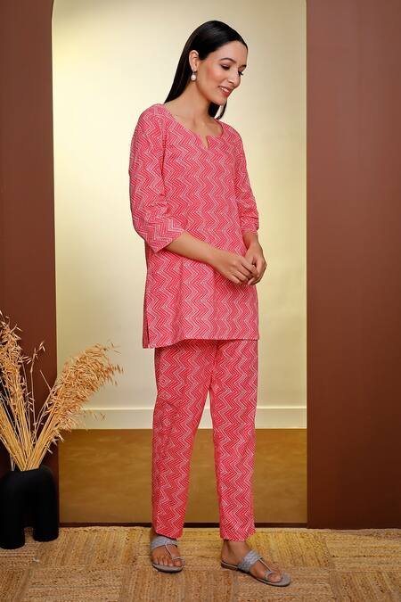 Buy_Pheeta_Peach Cotton Printed Bandhani Notched Chevron Top And Pant Set_Online_at_Aza_Fashions