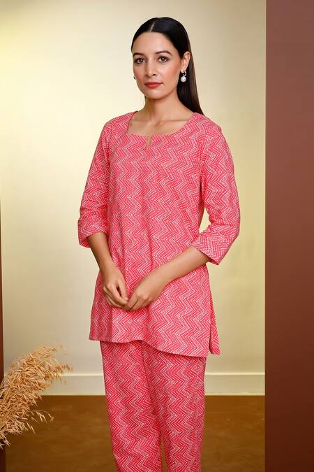Pheeta_Peach Cotton Printed Bandhani Notched Chevron Top And Pant Set_at_Aza_Fashions