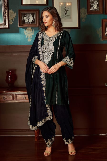 Priyanka Jain Green Velvet Lining Shantoon Aari Work And Sequin V Neck Embroidered Kurta Set Online at Aza Fashions Priyanka Jain_Green Velvet Lining Shantoon Aari Work And Sequin V Neck Embroidered Kurta Set _Online_at_Aza_Fashions