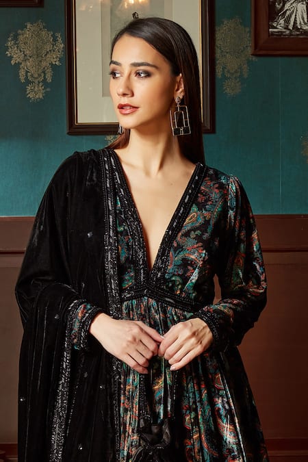 Priyanka Jain_Black Velvet Lining Shantoon Paisley Print And Cutdana Peplum Kurta Sharara Set _Online_at_Aza_Fashions