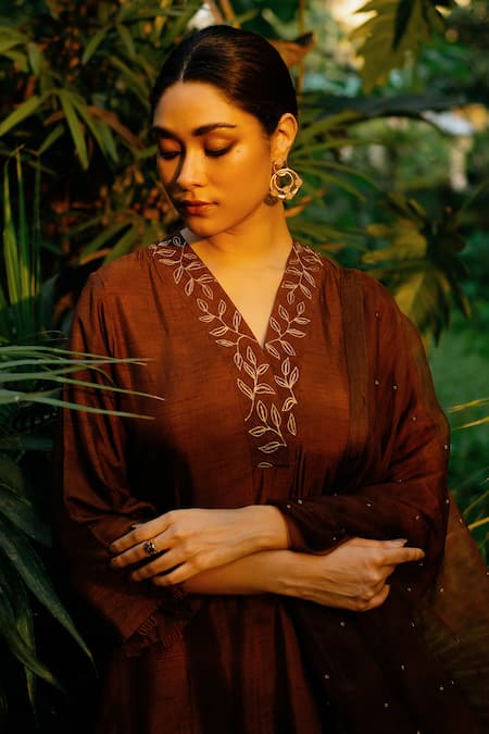 Buy_Label Shristi Chetani_Brown Organza, Dola Silk V Neck Hand Embroidered A-line Kurta Set _Online_at_Aza_Fashions