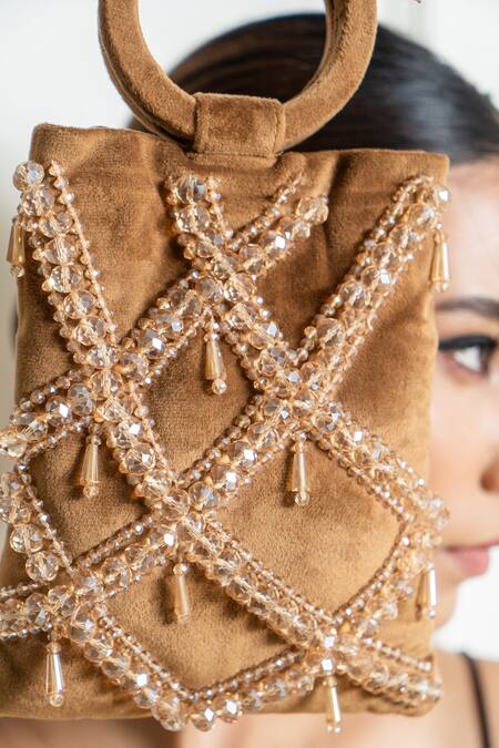 Buy_Aomidori Shimai_Gold Embellished Rekha Checkered Pattern Bag With Sling