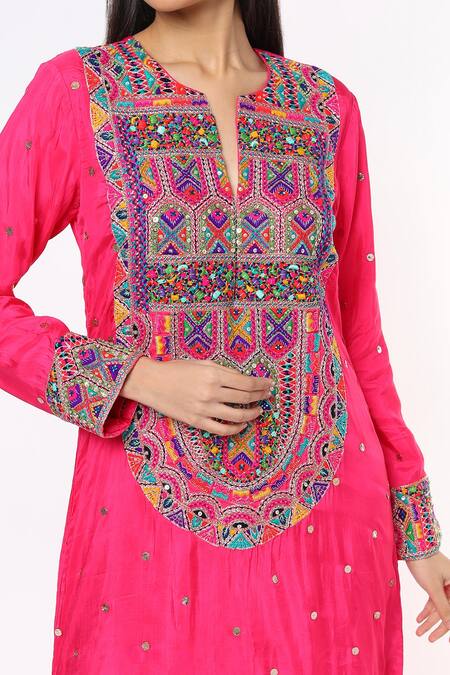 Payal Singhal_Pink Silk Embroidery Geometric Notched Yoke Kaftan _Online_at_Aza_Fashions