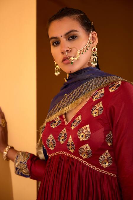 Pratibha Sultania_Maroon Chanderi Embellished Floral V Neck Yoke Gathered Kurta Set_at_Aza_Fashions