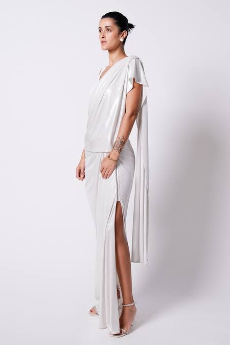 431-88 By Shweta Kapur Ivory Silk, Jersey V-neck Liquid Annie Pre-draped Saree With Luna Blouse Online at Aza Fashions 431-88 By Shweta Kapur_Ivory Silk, Jersey V-neck Liquid Annie Pre-draped Saree With Luna Blouse_Online_at_Aza_Fashions