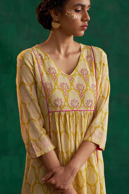 Buy_Rekha Agra_Green Crinkled Cotton Silk Sequin, Thread, Hand Block Print Kurta And Pant Set _Online_at_Aza_Fashions