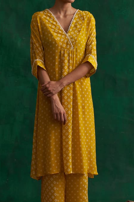Rekha Agra_Green Crepe Bandhej V Neck Print Kurta And Pant Set _Online_at_Aza_Fashions
