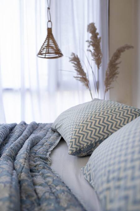 Shop Raamae Blue 100% Cotton Hand Block Print Mogra Quilt With Pillow Covers Shop_Raamae_Blue 100% Cotton Hand Block Print Mogra Quilt With Pillow Covers