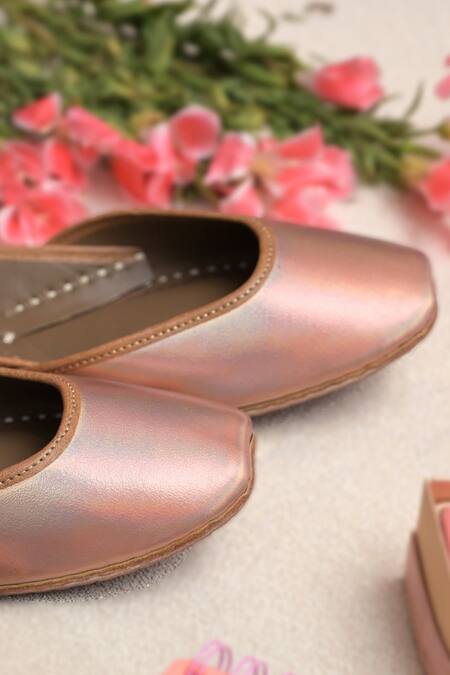 Buy_Coral Haze_Gold Rose Holographic Square Toe Juttis_Online_at_Aza_Fashions