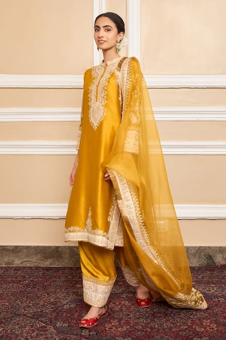 Sheetal Batra_Yellow Dupatta  Organza, Kurta  Pure Chanderi, Embroidered Set _Online_at_Aza_Fashions