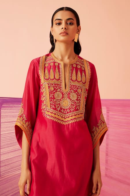 Sureena Chowdhri_Magenta Silk Chanderi Embroidered Zari Notched Round Neck Utopia Kurta Set_at_Aza_Fashions