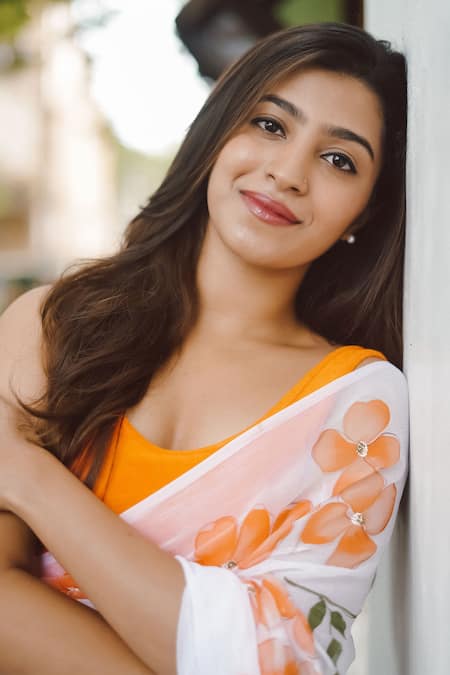 Buy_Meghstudio_White Viscose Chiffon Hand Painted Floral Saree With Unstitched Blouse Piece _Online_at_Aza_Fashions