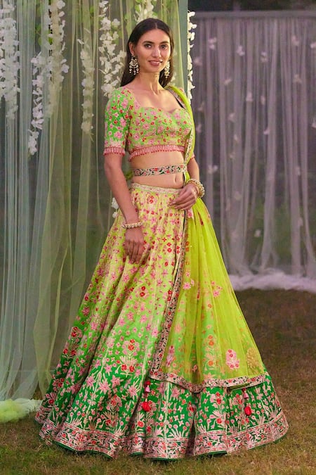 5 breezy kurta sets from Kareena Kapoor Khan's wardrobe for your next puja  ceremony | Vogue India | Wedding Wardrobe
