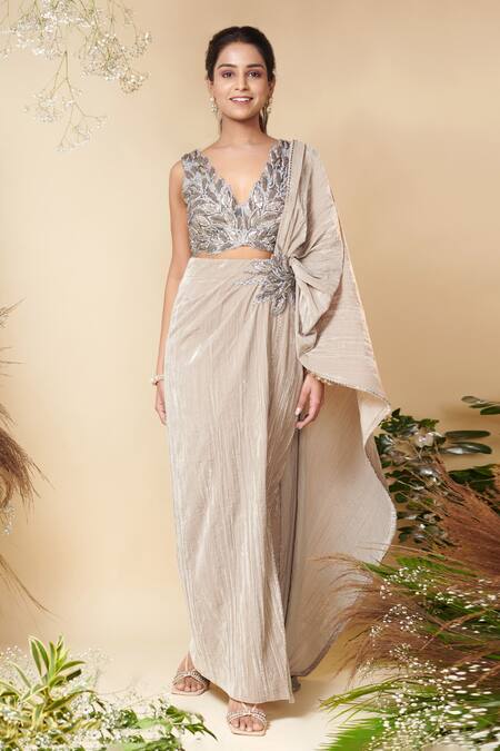 Reeti Arneja_Brown Velvet Sequins V-neck Azura Pre-draped Saree With Embroidered Blouse _Online_at_Aza_Fashions