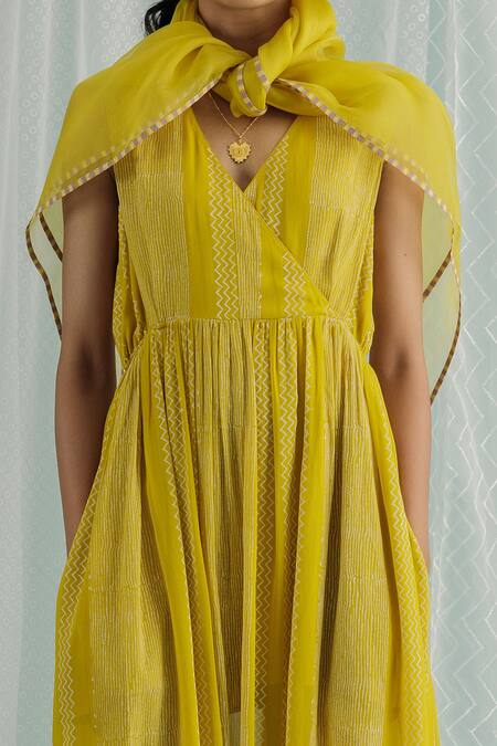 Surbhi Gupta Yellow Georgette, Organza V-neck Sophie Block Printed Jumpsuit With Stole Online at Aza Fashions Surbhi Gupta_Yellow Georgette, Organza V-neck Sophie Block Printed Jumpsuit With Stole _Online_at_Aza_Fashions