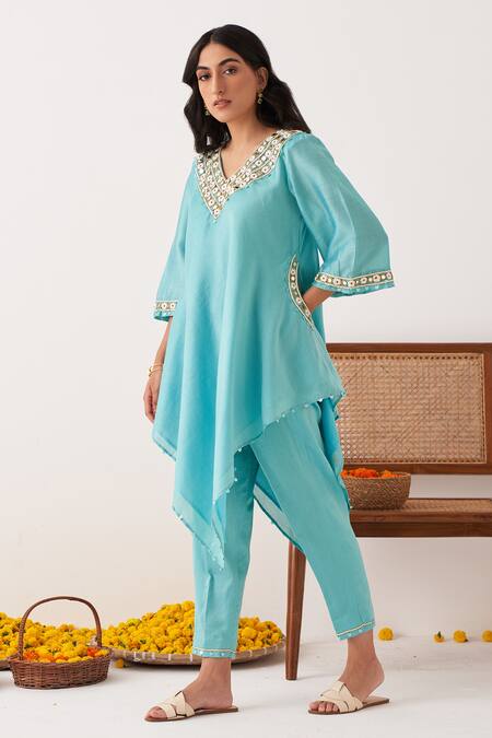 Shipraa Grover_Blue Chanderi Embroidery V-neck Zina Asymmetric Kurta And Pant Set _Online_at_Aza_Fashions