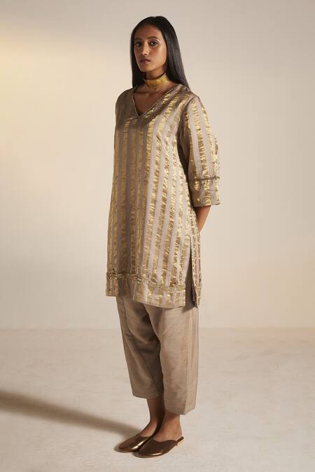 Shorshe Clothing Grey Cotton Silk, Handloom Tissue Stripe V Neck Print Kurta Set Online at Aza Fashions Shorshe Clothing_Grey Cotton Silk, Handloom Tissue Stripe V Neck Print Kurta Set_Online_at_Aza_Fashions