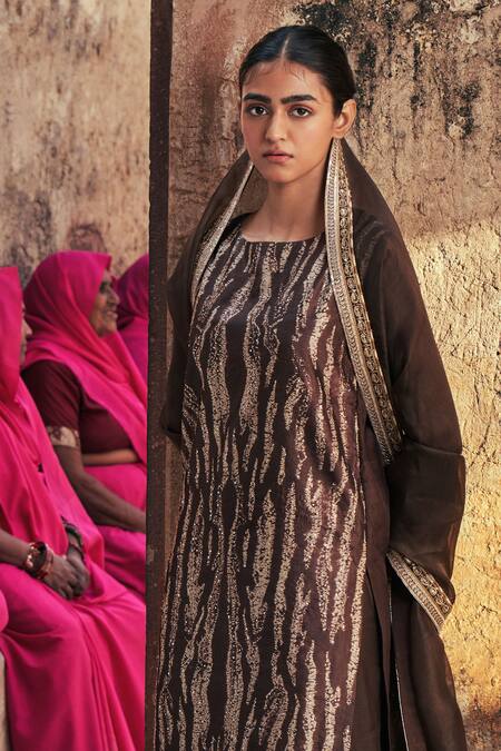 Taisha_Brown Silk, , Organza, Handloom Shibori Pattern Kurta Set _at_Aza_Fashions